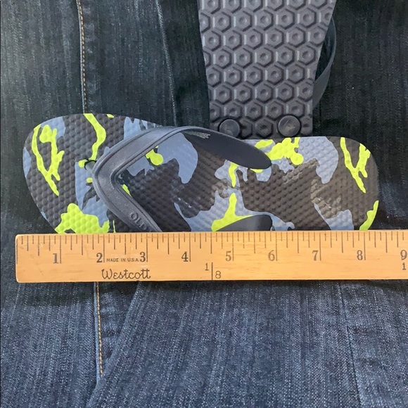 ON Boy’s 1-2 Camo Blue and Lime Flip Flops - Picture 4 of 4